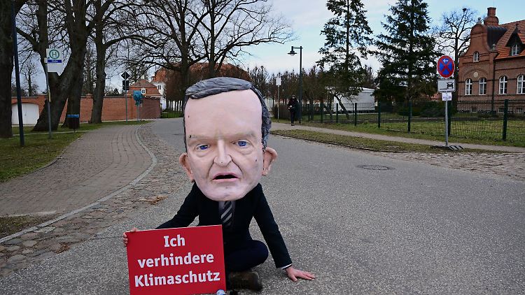 Die Organisation Campact stellte Verkehrsminister Volker Wissing bei der Kabinettsklausur in Meseberg unlängst als Klimaschutzblockierer dar.