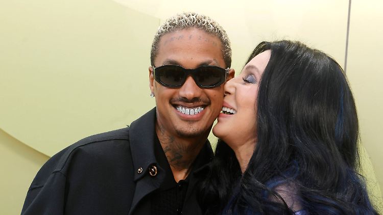 Verliebt wie zwei Teenager: Alexander Edwards und Cher.