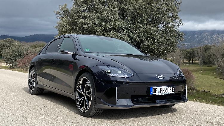 Der neue Hyundai Ioniq 6 strahlt einen Hauch von Futurismus aus. Sein extrem aerodynamischer Luftwiderstandsbeiwert von cw 0,21 trägt zu seiner hohen Effizienz bei.