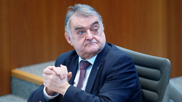 Herbert Reul ist Innenminister von NRW und Fan von Bayer Leverkusen.
