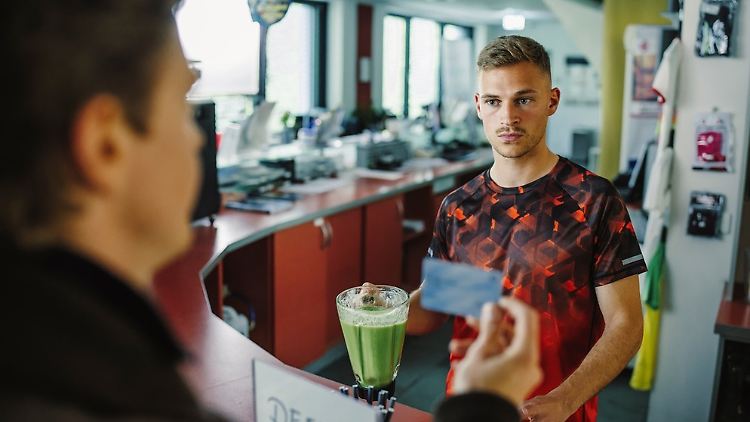 Bayern-Star Joshua Kimmich hat eine (gute) Gastrolle als Fitnesstrainer.