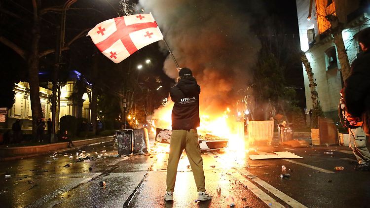Von New York aus hatte die georgische Präsidentin Salome Surabischwili den Demonstranten in ihrem Land ihre Unterstützung zugesichert.