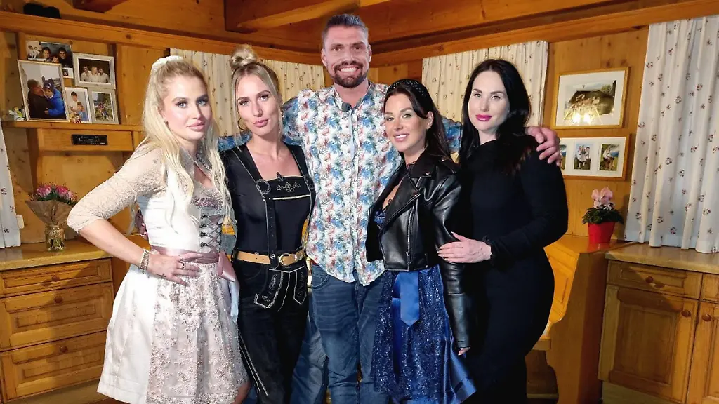 Milchviehhalter-Peter-im-Kreise-seiner-auserwaehlten-Single-Ladys-Quelle-RTL