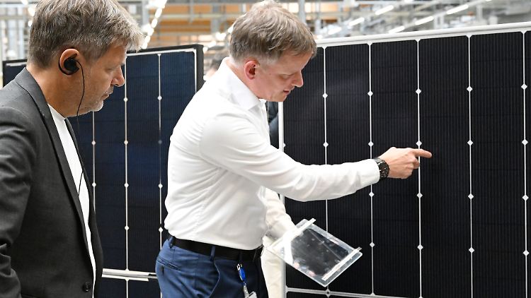 Bundeswirtschaftsminister Habeck bei einem Besuch eines Solarpaneelherstellers in Bitterfeld-Wolfen im Sommer 2022.