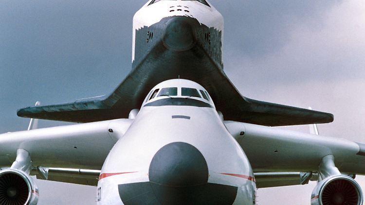 1989 schulterte die Antonow-225 die sowjetische Raumfähre Buran auf dem Weg zu einer Flugschau.