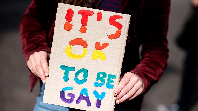 Langsam aber stetig verabschiedet sich die katholische Kirche in Deutschland von alten Dogmen in Bezug auf Homosexualität.