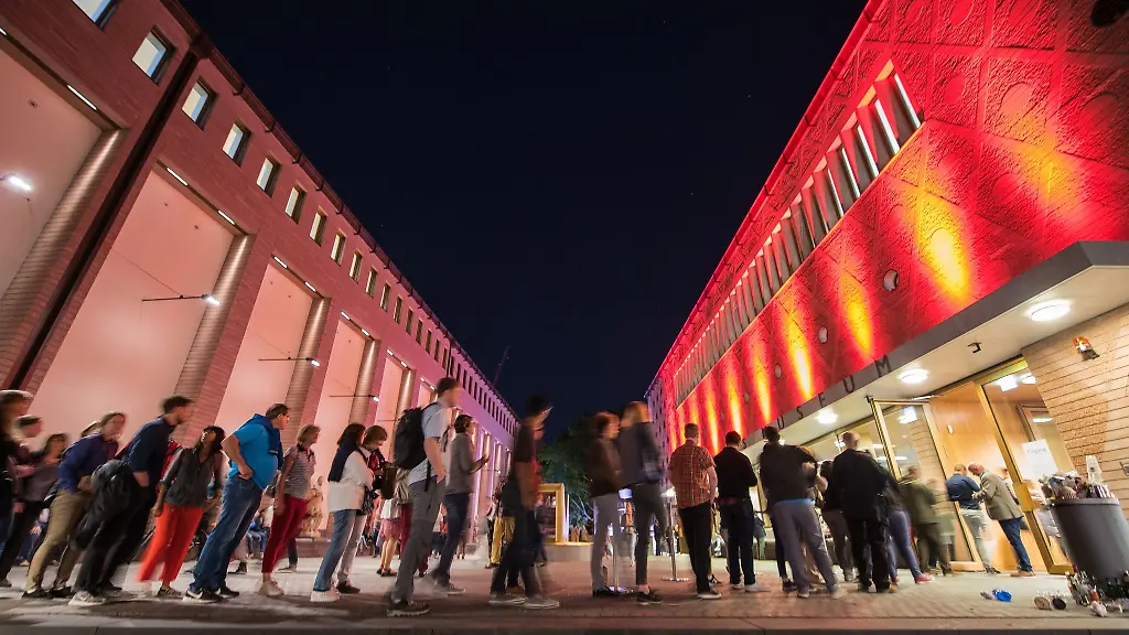 Menschen-stehen-in-einer-langen-Schlange-zum-Besuch-des-Historischen-Museums-an