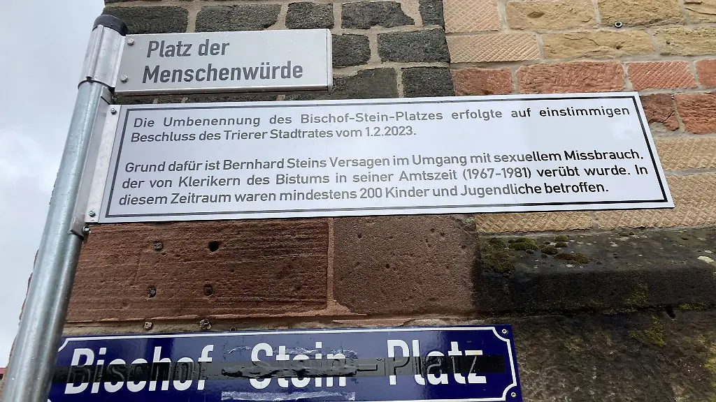Der-fruehere-Bischof-Stein-Platz-heisst-jetzt-Platz-der-Menschenwuerde