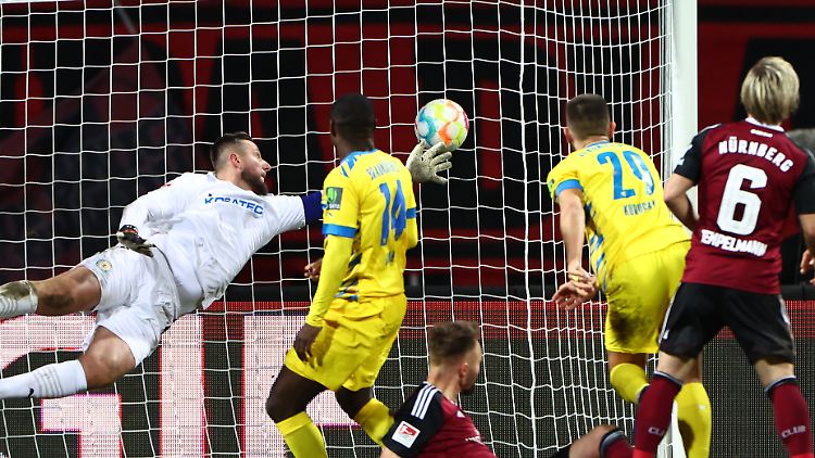 Beim 1:0 von Nürnbergs Florian Hübner hat der Braunschweiger Keeper, Jasmin Fejzic, keine Abwehrchance. 