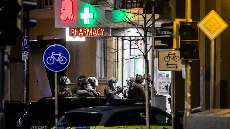 Um 21:10 Uhr erfolgte der Zugriff in der Karlsruher Apotheke.