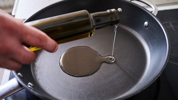 Bei vielen kommt Sonnenblumenöl beim Braten zum Einsatz.