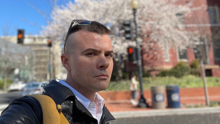 Igor Danchenko ist in Russland geboren und lebt seit mehreren Jahren in den USA, wo er unter anderem als Analyst für die Denkfabrik Brookings Institution arbeitete. Seine Spezialgebiete sind Sicherheits- und Verteidigungspolitik. Zwischen 2017 und 2020 galt Danchenko als Informant für das FBI in Fragen der nationalen Sicherheit.