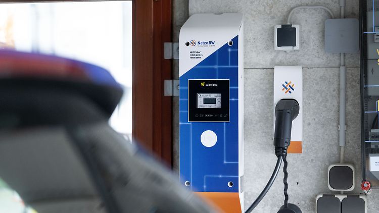 Immer mehr Menschen laden ihr E-Auto zu Hause.