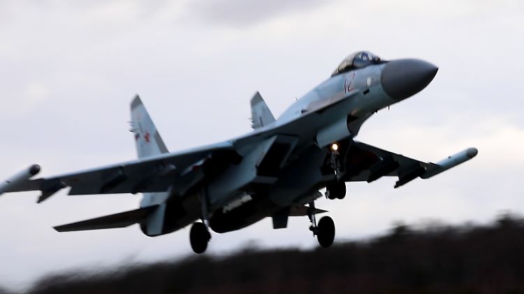 Die Flugzeuge der iranischen Luftwaffe sind veraltet, russische Kampfjets vom Typ Su-35 sollen hier Abhilfe schaffen.