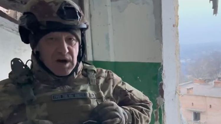 Prigoschin zeigt sich in einem Video angeblich auf dem Dach eines Hauses in Bachmut.
