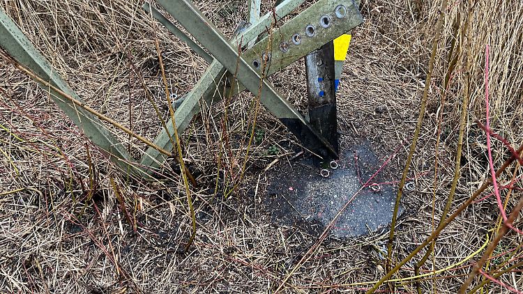 Eine Strommast-Stütze am Tagebau Garzweiler weist eine Beschädigung auf.