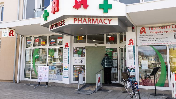 In der Karlsruher Congress-Apotheke hat ein polizeibekannter 20-Jähriger mehrere Geiseln genommen. Am Tag darauf ist der Haupteingang verriegelt, Kunden konnten aber Bestellungen abholen.