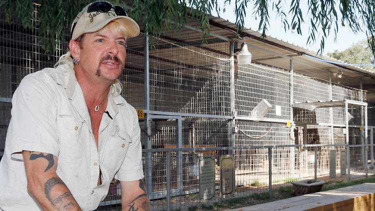 Joe Exotic sitzt vor Käfigen in seinem Privatzoo. (Archivbild)
