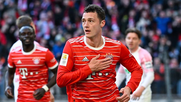 Ein Jubel als Zeichen? Benjamin Pavard berührt das Bayern-Logo.
