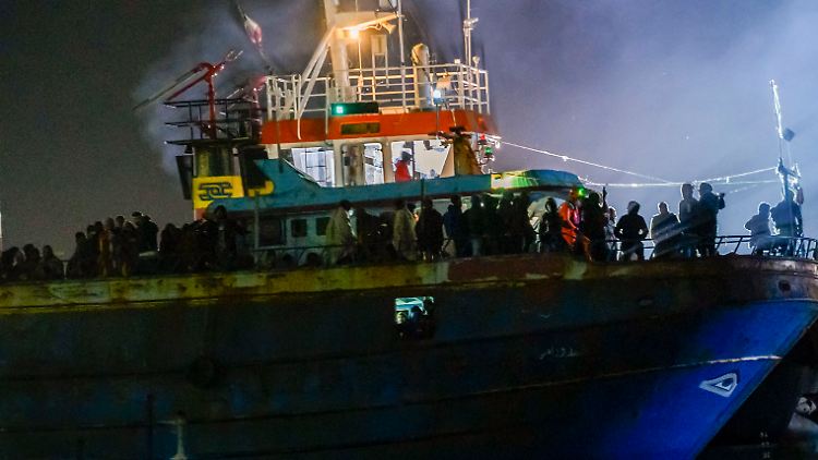 Ein Boot mit 500 Migranten erreicht den Hafen von Crotone. 