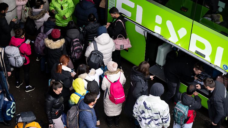 Flixbus-Chef Schwämmlein sieht in den Gesprächen mit Verkehrsminister Volker Wissing "positive Signale". Derzeit sind Fernbusse nicht im 49-Euro-Ticket dabei.