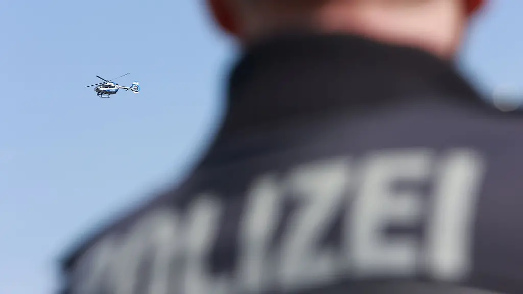 Ein-Hubschrauber-der-Polizei-fliegt-in-der-Luft