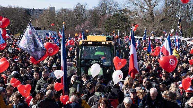 Mit Spruchbändern, Flaggen und Ballons gehen Bauern in den Niederlanden auf die Straße. Auch Populisten sind darunter.