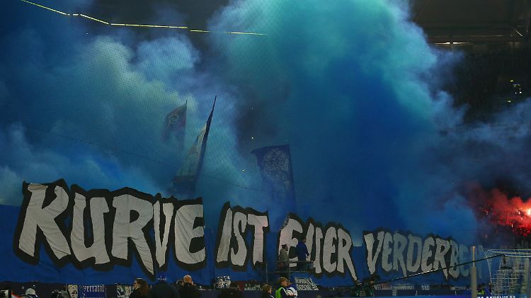 Blauer Rauch auf Schalke. 