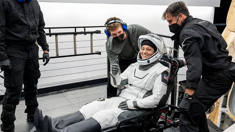 NASA-Astronautin Nicole Mann freut sich nach der Landung im Golf von Mexiko.