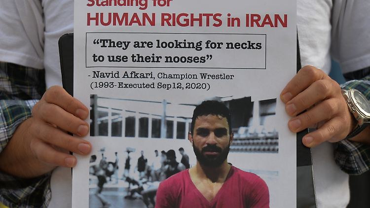 Bei einem Protest in Kanada 2021 wird ein Foto des hingerichteten Navid Afkari hochgehalten.