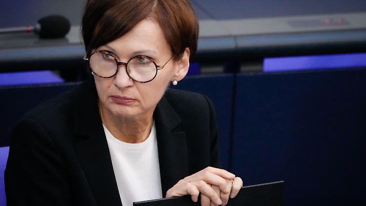 Bundesbildungsministerin Stark-Watzinger "is not amused". Vor dem von ihr geplanten Bildungsgipfel gibt es viel Kritik aus der Regierung und der Opposition. 