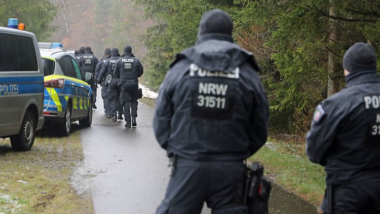 Nach dem Fund einer weiblichen Leiche wurde die Suche nach dem zwölfjährigen Mädchen vorübergehend eingestellt.