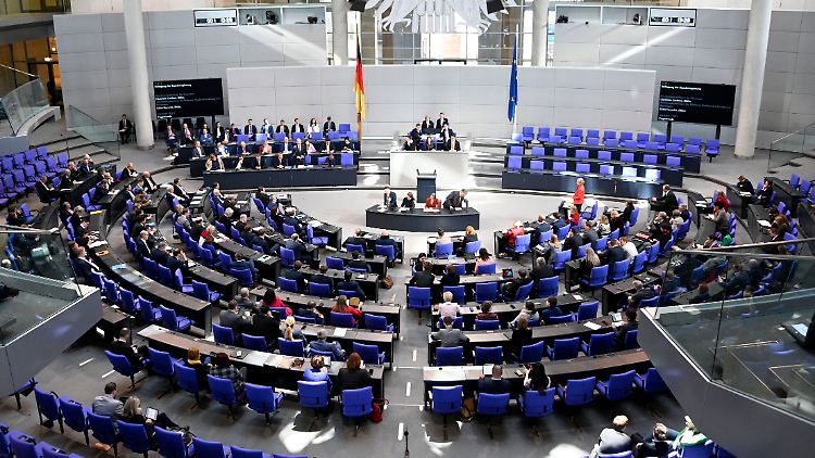 Wird der Ampel-Vorschlag durchgesetzt, wäre im Plenarsaal des Bundestages bald wieder mehr Platz. 
