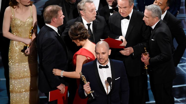 Verwirrung um Umschläge: "La La Land"-Produzent Fred Berger bedankt sich für den Preis, obwohl eigentlich "Moonlight" von Regisseur Barry Jenkins gewonnen hatte.