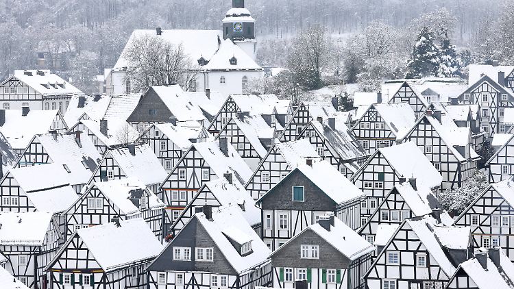 In den vergangenen Tagen hatte es in Freudenberg geschneit. Im Wald war der Boden teils noch schneebedeckt.