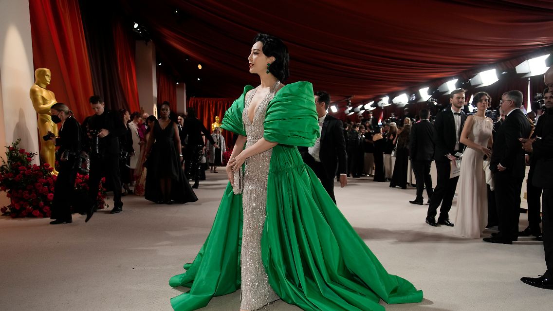 Die chinesische Schauspielerin Fan Bingbing zeigt sich auf dem champagnerfarbenen Teppich.