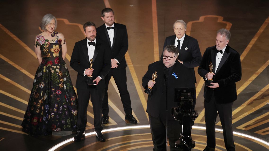 Guillermo del Toro ist sichtlich gerührt und dankt seiner Familie.
