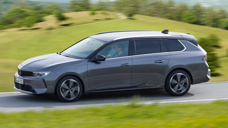 Wer mehr Platz will, sollte den deutlich längeren Kombi Sports Tourer wählen, der knapp über 1000 Euro Aufpreis kostet.