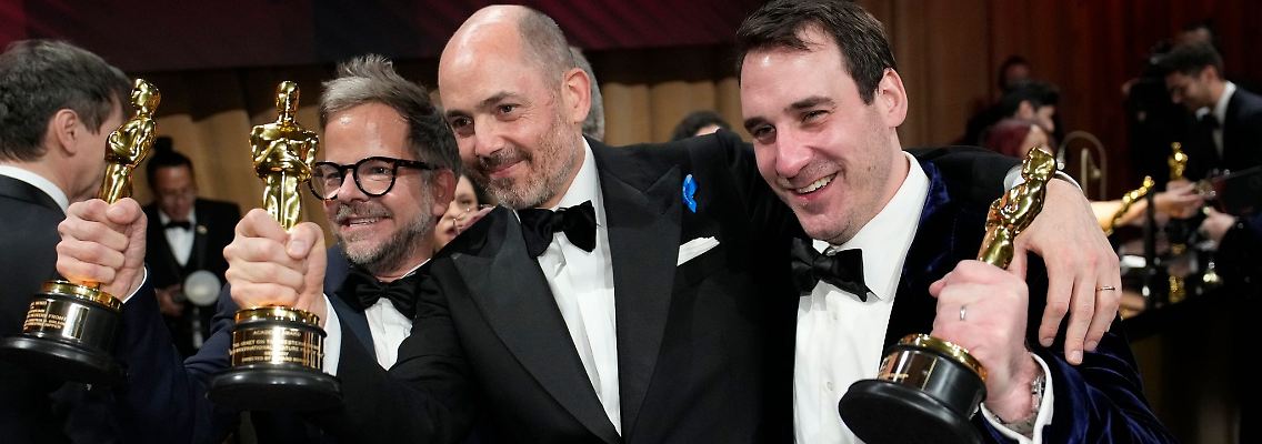 Christian M. Goldbeck (l-r), Edward Berger und James Friend feiern nach der Oscar-Verleihung beim Governors Ball.
