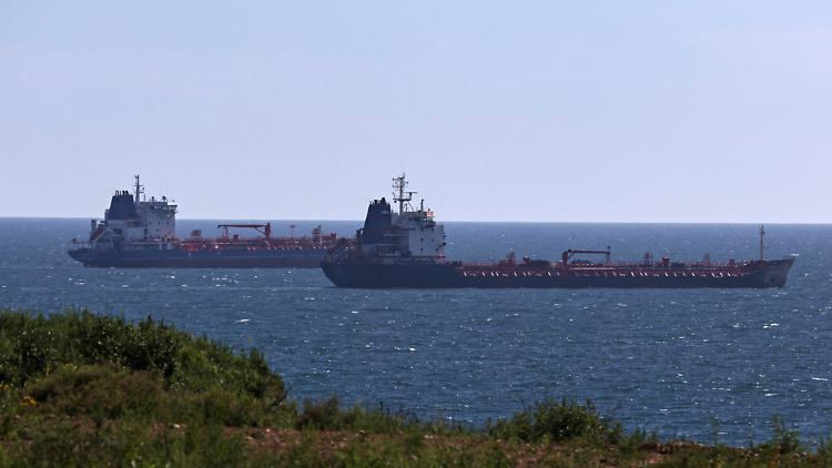 Russische Öltanker versuchen über verschiedene Wege, Sanktionen zu umgehen.