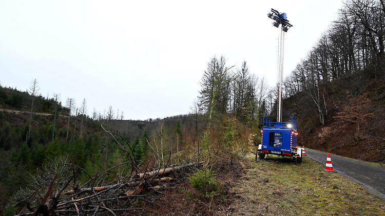 Ein Scheinwerfer des Technischen Hilfswerks steht an dem Fundort der Leiche.