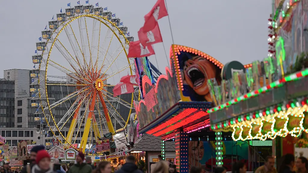 Besucher-fahren-in-einem-Fahrgeschaeft-auf-dem-Heiligengeistfeld-am-Eroeffnungstag-des-Hamburger-Fruehlingsdoms