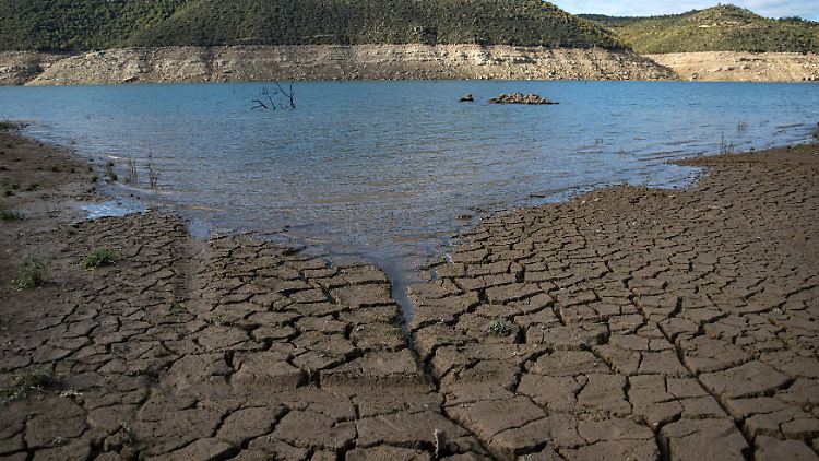 Halbleerer Rialb-Stausee in Barcelona Ende November 2022: Die Behörden mussten den Dürrealarm ausrufen, mit Einschränkungen für die Industrie, die Landwirtschaft und die Nutzung von Parks und Gärten.