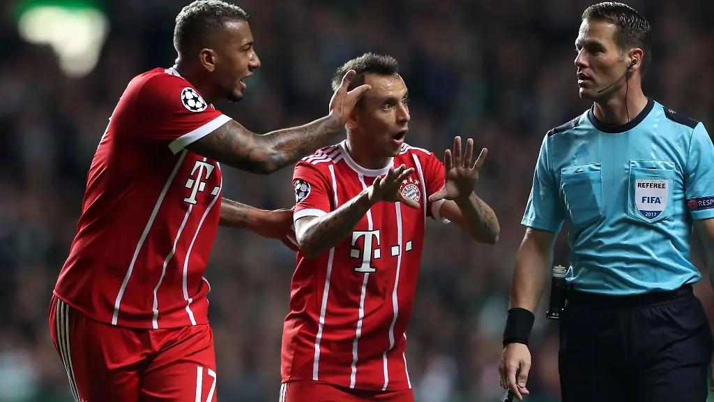Die-frueheren-Bayern-Profis-Jerome-Boateng-l-r-und-Rafinha-diskutieren-mit-Schiedsrichter-Danny-Makkelie