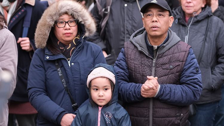 Pham Phi Son (r.) mit seiner Frau und der gemeinsamen Tochter bei der Demonstration gegen ihre Abschiebung in Chemnitz. Hunderte Menschen solidarisierten sich mit der Familie.
