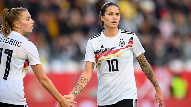 Marozsan (r.) beim Länderspiel gegen Israel im Oktober 2021. 