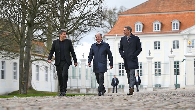 "Viele Ampel-Ressorts klotzen regelrecht bei der Vergabe dieser Spitzenjobs", kritisiert der Bund der Steuerzahler.