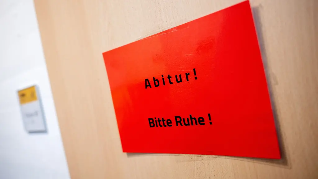 Ein-Schild-mit-der-Aufschrift-Abitur-Bitte-Ruhe-haengt-waehrend-der-schriftlichen-Abiturpruefungen-im-Fach-Geschichte-an-einer-Tuer-in-der-Graf-Anton-Guenther-Schule
