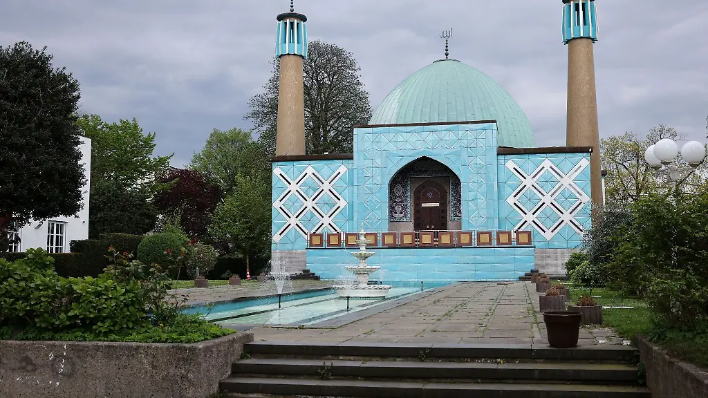 Aussenansicht-der-Imam-Ali-Moschee-Blaue-Moschee-mit-dem-Islamischen-Zentrum-Hamburg-IZH-an-der-Aussenalster