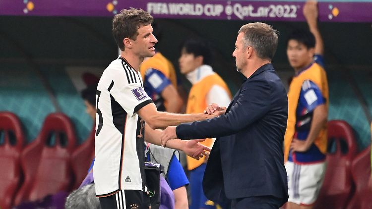 Müller und Flick bei der WM-Pleite gegen Japan.